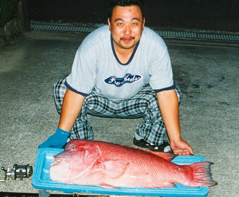 Med en pose värdig en sumo-brottare visa Shunzo Takasha sitt världsrekord på Kobudai. Bild: IGFA