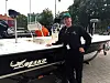 Rockartisten, fiskaren och grafikern Erik Ohlsson visar nöjt upp sin splitter nya båt från Mo-Jo boats.
