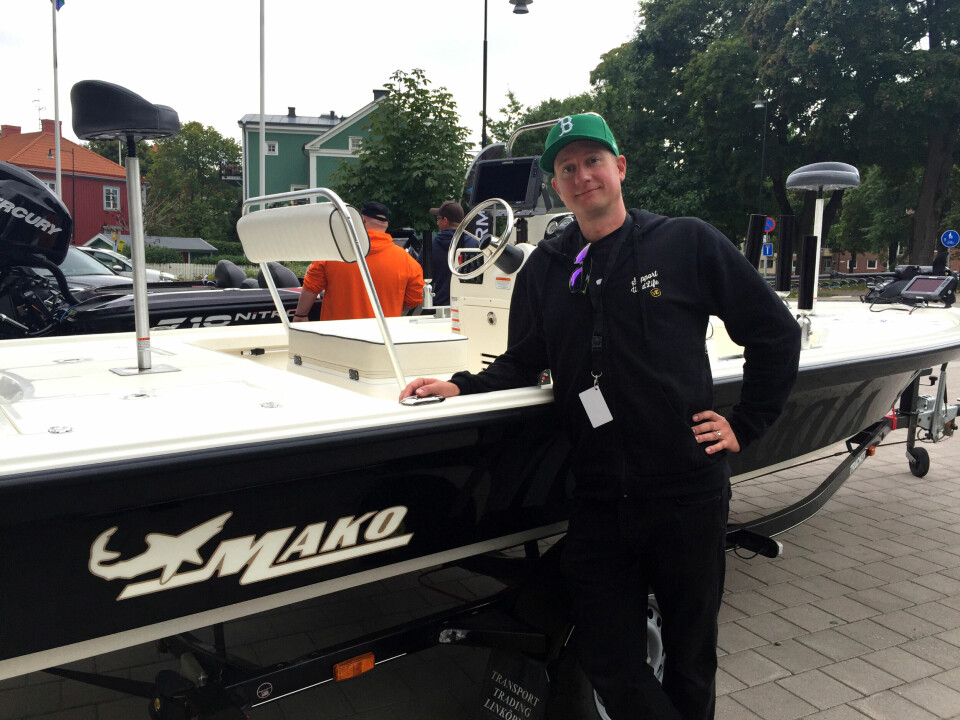 Rockartisten, fiskaren och grafikern Erik Ohlsson visar nöjt upp sin splitter nya båt från Mo-Jo boats.