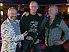 Martin Falklind från FIskejournalen och Christer Sjöberg från Solid Adventures gratulerar vinnaren av resan till Papua Nya GUinea.