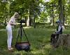Skriptan Sarah Fingal intervjuar deltagarna en och en.