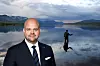 Man i kostym framför en fjällsjö nära Hemsedal med en flugfiskare i bakgrunden.